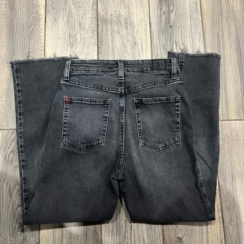 BDG Women's Dark Gray Black Kick Flare High Rise Cropped Jeans Size 26 Stylish - Picture 3 of 4